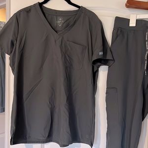 Med couture women’s scrub set. Pewter grey. Medium